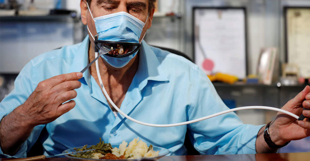 খাওয়ার সময় মাস্ক খুলে কোথায় রাখবেন?