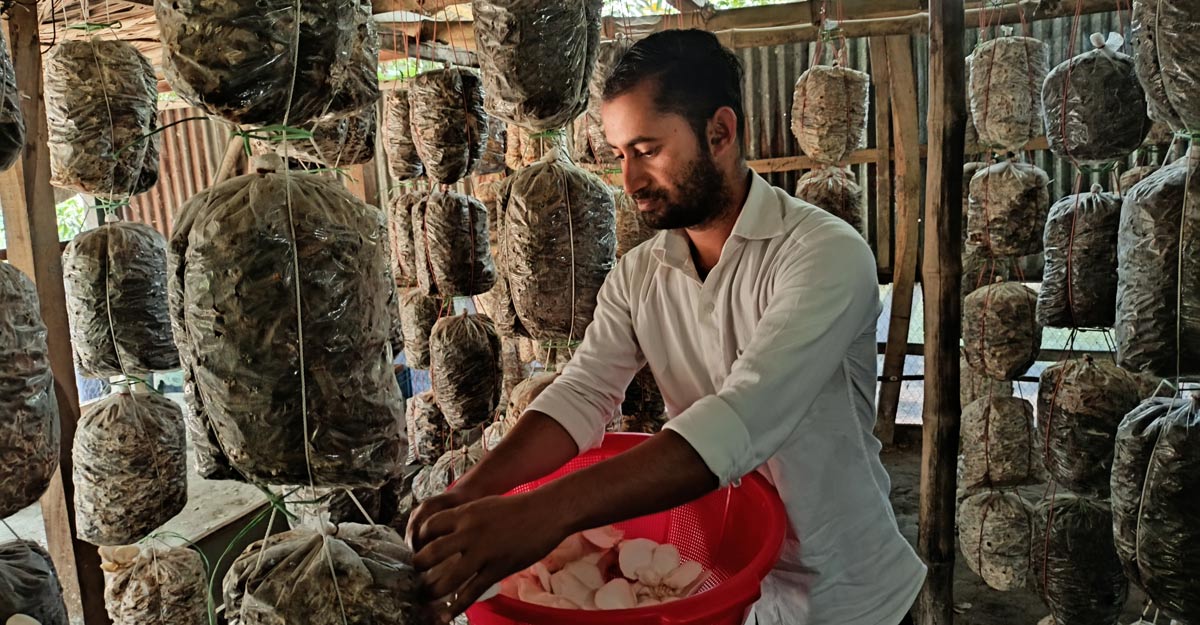 এক ইউটিউব ভিডিও বদলে দিয়েছে কামরুলের জীবন