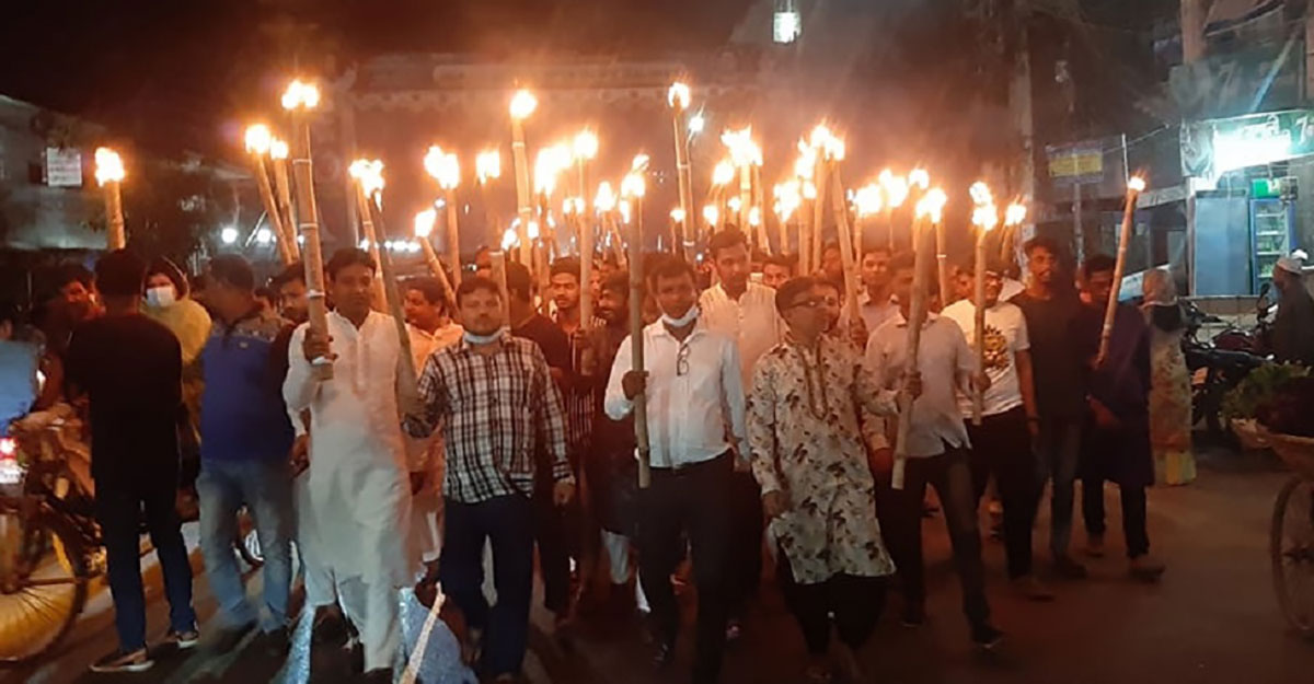 মশাল মিছিল ও মোমবাতি জ্বালিয়ে পাবনায় ভয়াল সেই রাত স্মরণ