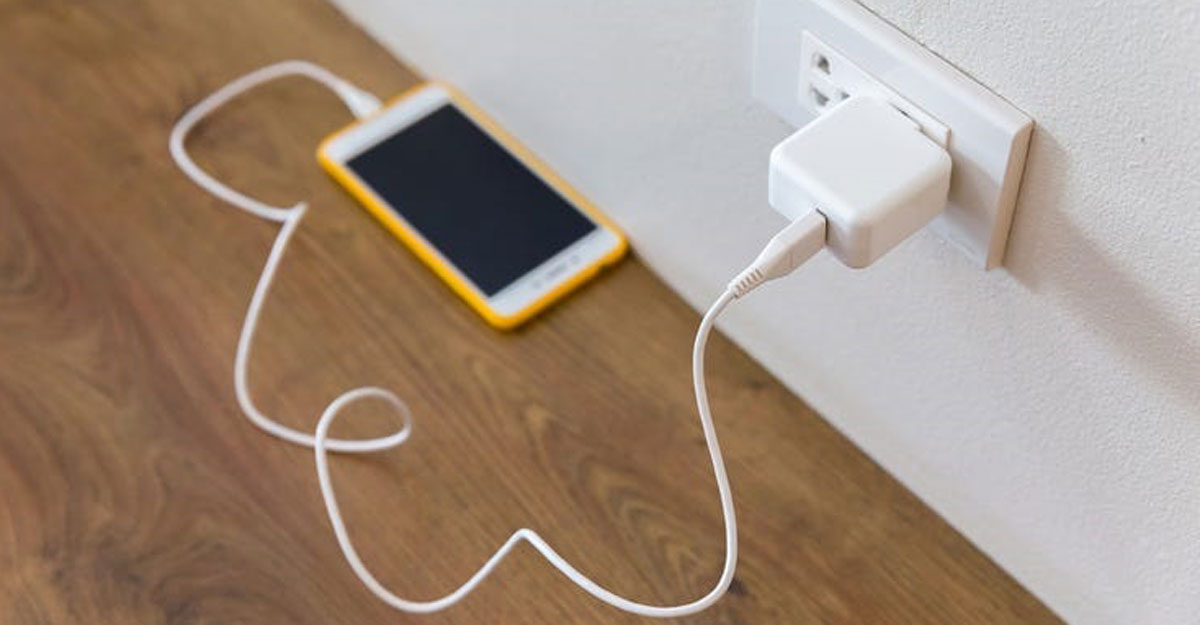 ফোন চার্জ দেওয়া শেষে অ্যাডাপ্টার না খুললে কী হয়?