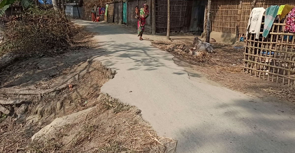 লাহিড়ী-পাড়িয়া সড়কে চরম দুর্ভোগ