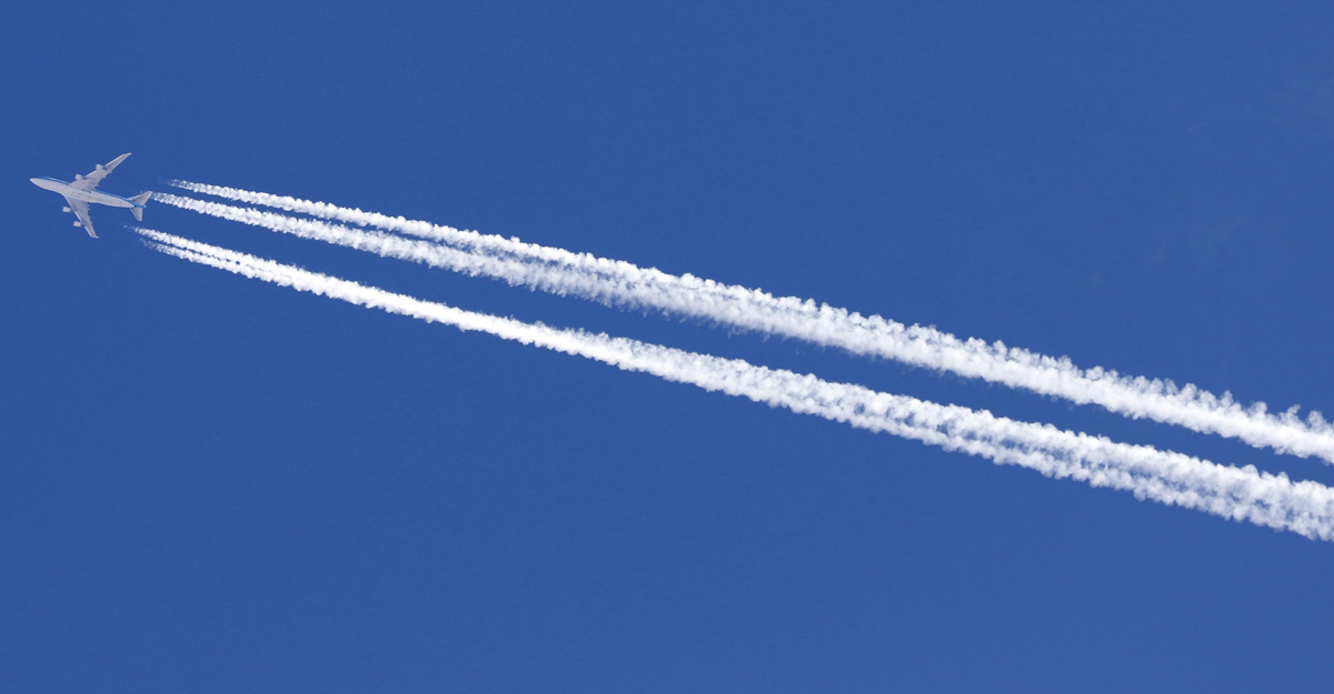 বিমান ওড়ার সময় আকাশে সাদা দাগ দেখা যায় কেন?