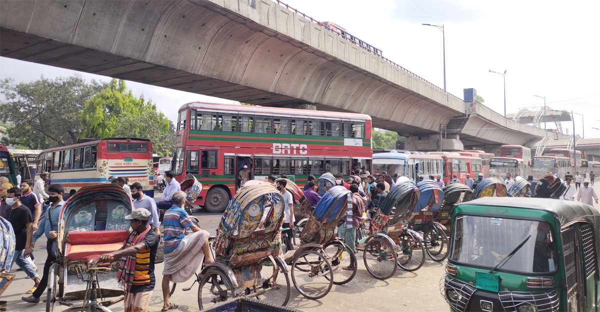 ট্রাফিক ব্যবস্থাপনার দুর্বলতা বাড়াচ্ছে যানজট