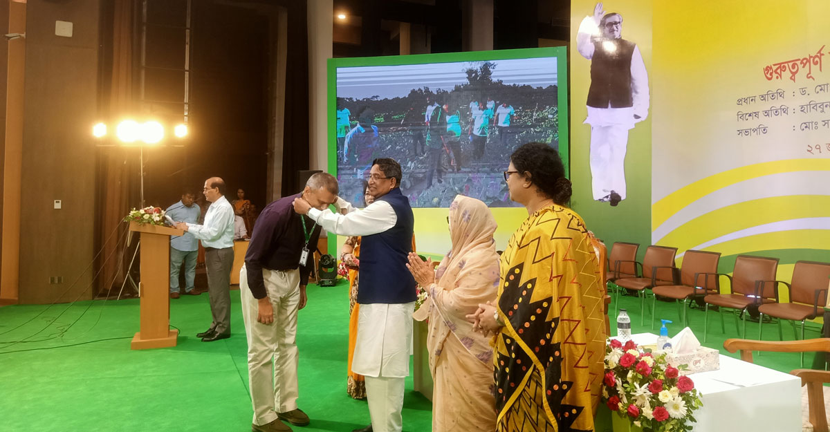 ‘নানা সংকটেও খাদ্য উৎপাদনের ধারা বৃদ্ধি করতে সক্ষম হয়েছি’
