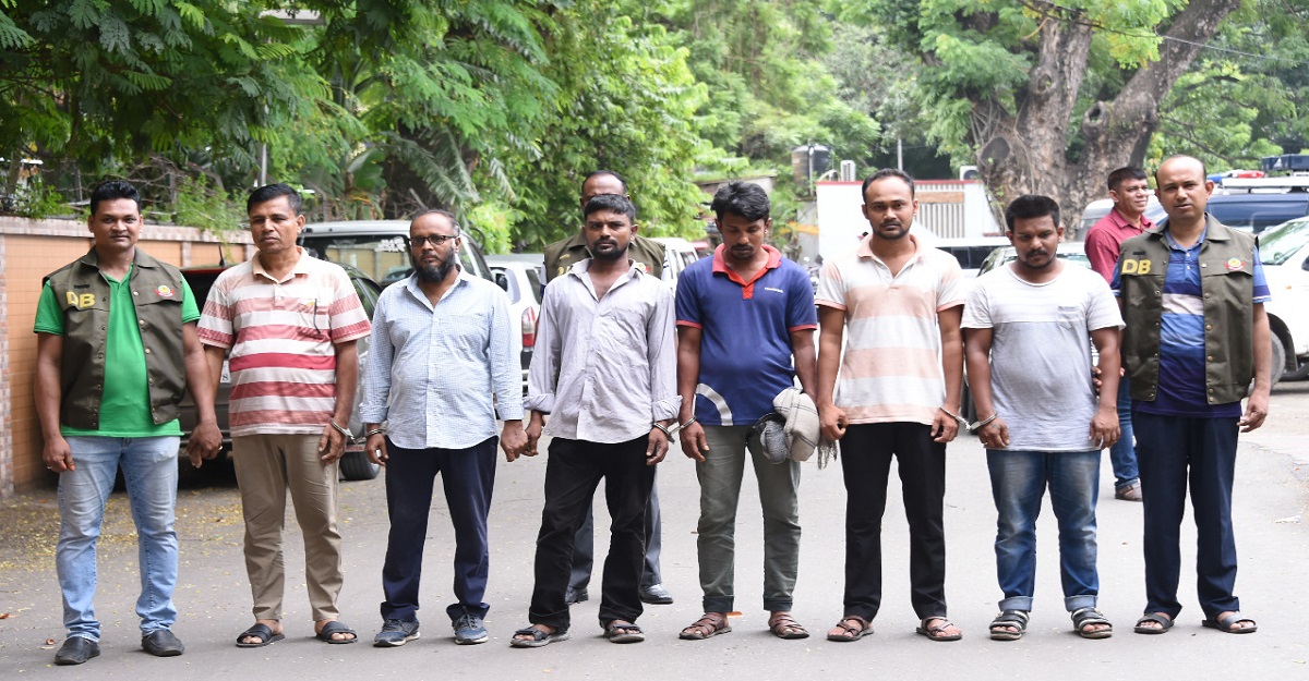 ডিবি সেজে লুট করাই তাদের পেশা