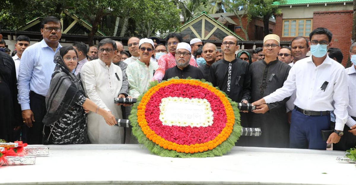 বঙ্গবন্ধুর সমাধিতে সদ্য নিয়োগ পাওয়া ১১ বিচারপতির শ্রদ্ধা