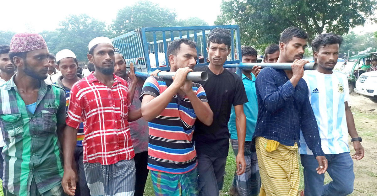 বাবার কাঁধে আট মাসের শিশুর লাশের খাটিয়া