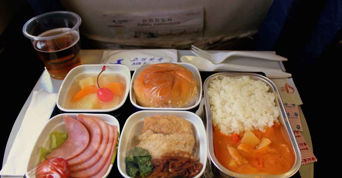 বিমানের খাবার কোথায় রান্না হয়?