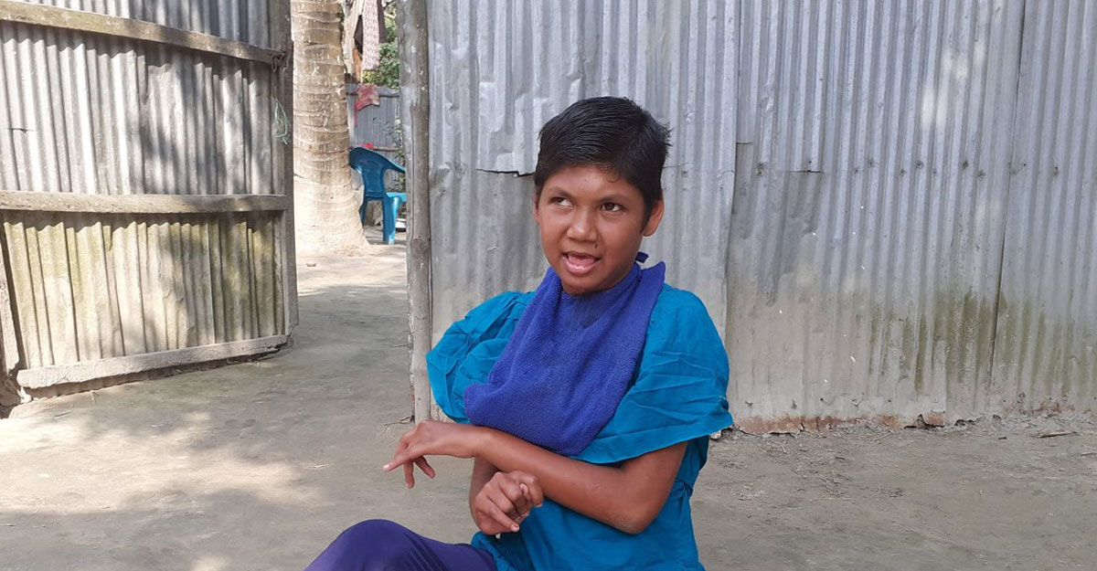 ‘মোর বেটির একনা চিয়ার নিয়্যা দেও বাহে’