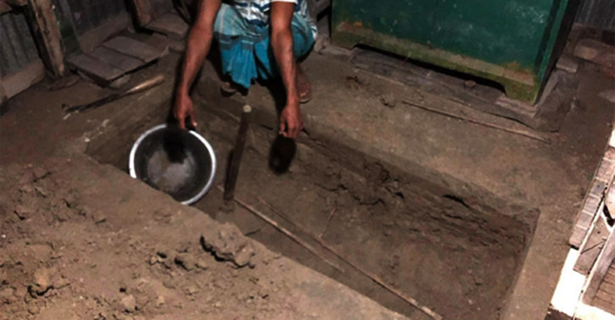 বরগুনায় স্ত্রীকে ফেরাতে ব্যর্থ হয়ে নিজ ঘরে কবর খুঁড়লেন স্বামী!