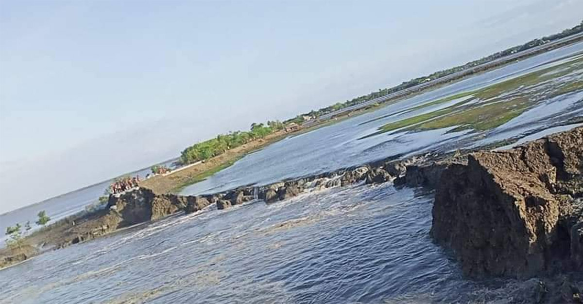 কয়রায় বেড়িবাঁধে ভাঙন, আতঙ্কে ৩০ হাজার মানুষ