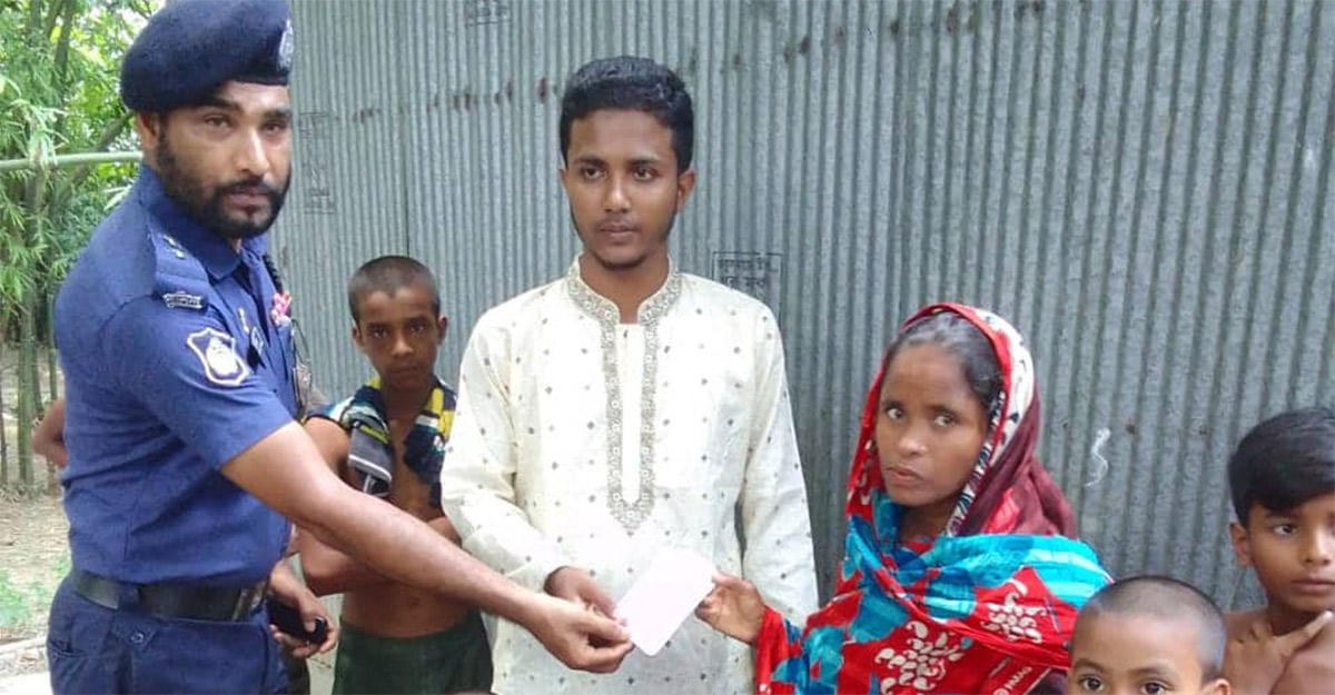 ঢাকা মেইলে সংবাদ প্রকাশের পর হুইলচেয়ার পেল সেই লিমন