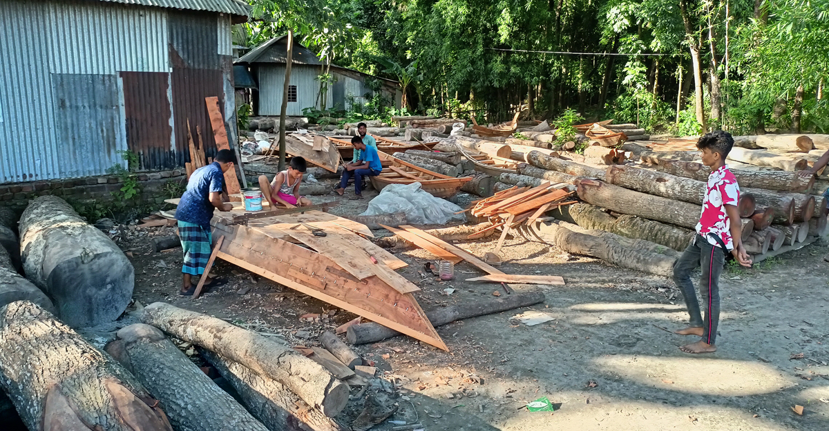 নৌকা তৈরিতে ব্যস্ত মাদারীপুরের কারিগররা