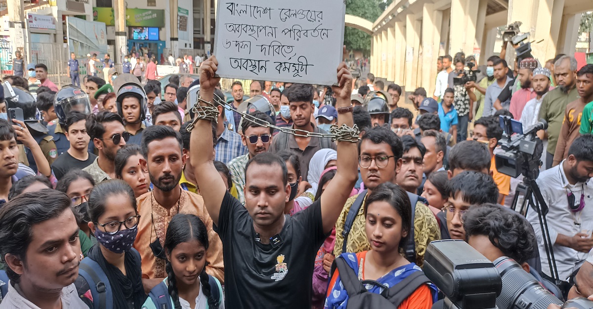 মিছিল নিয়ে স্টেশনে প্রবেশের চেষ্টা আন্দোলনকারীদের, আটকে দিল পুলিশ