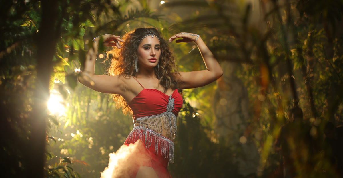 Jinsiy aloqada boglanish Pianino oldida yalangoch qizlar