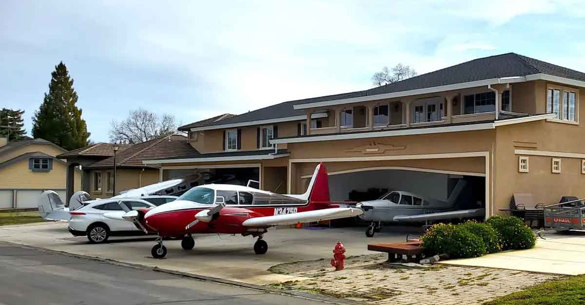 যে শহরের সবাই প্রাইভেট বিমানের মালিক, বাজারে যান বিমানে