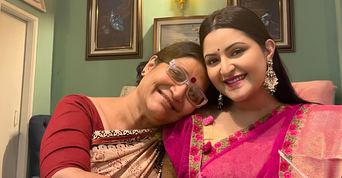 মায়ের রান্না ও উপহারে উচ্ছ্বসিত পরীমণি