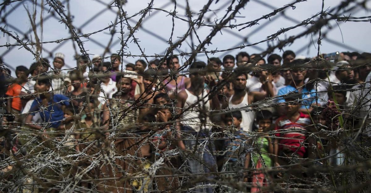 ক্যাম্পের ভেতরে-বাইরে নানা অপরাধে জড়াচ্ছে রোহিঙ্গারা