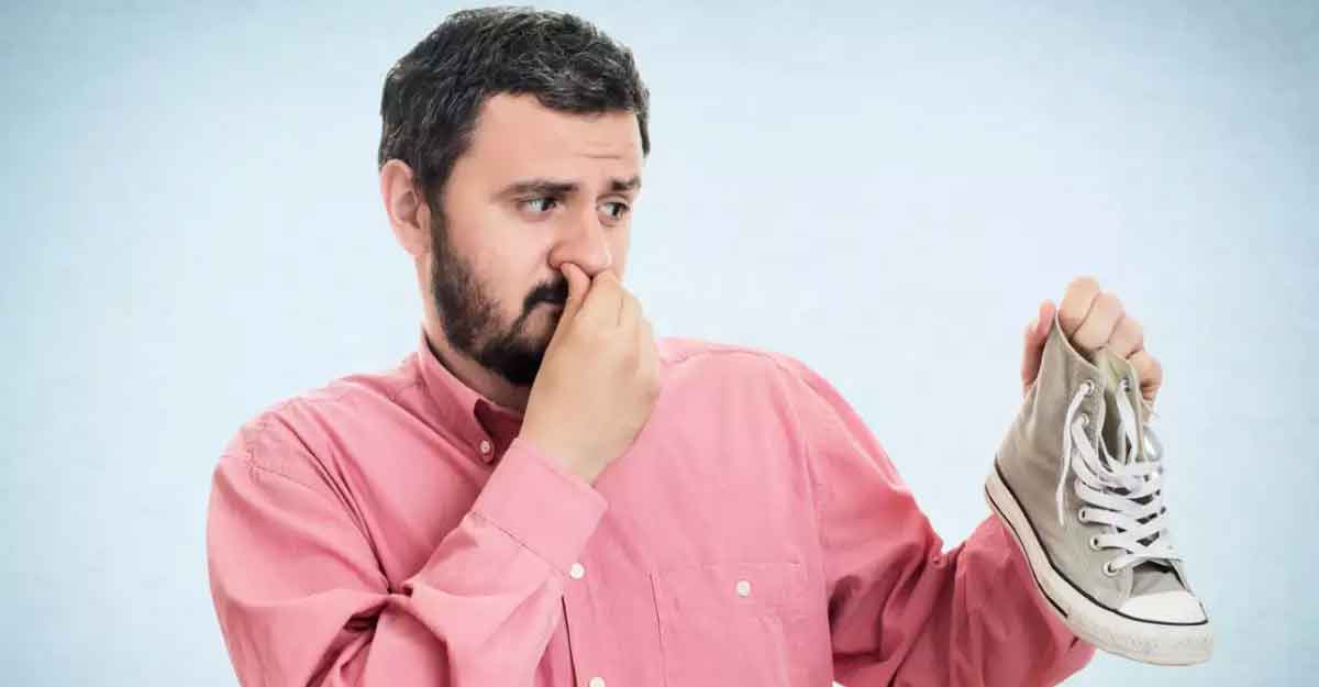 জুতায় গন্ধ: বিব্রতকর পরিস্থিতি এড়াতে কাজে লাগান ৪ উপায়