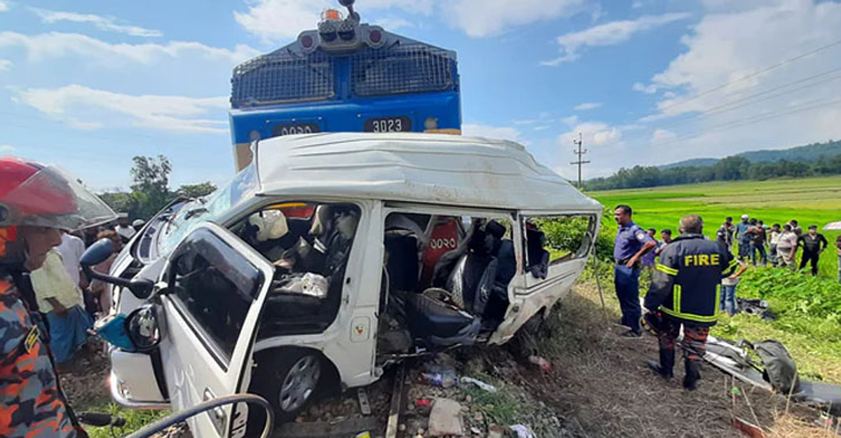 দুর্ঘটনা কবলিত মাইক্রো অপসারণ, ট্রেন চলাচল স্বাভাবিক