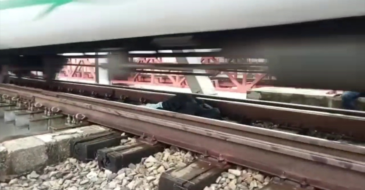 ব্রাহ্মণবাড়িয়ায় ট্রেনের নিচে পড়েও বেঁচে গেলেন তরুণী!