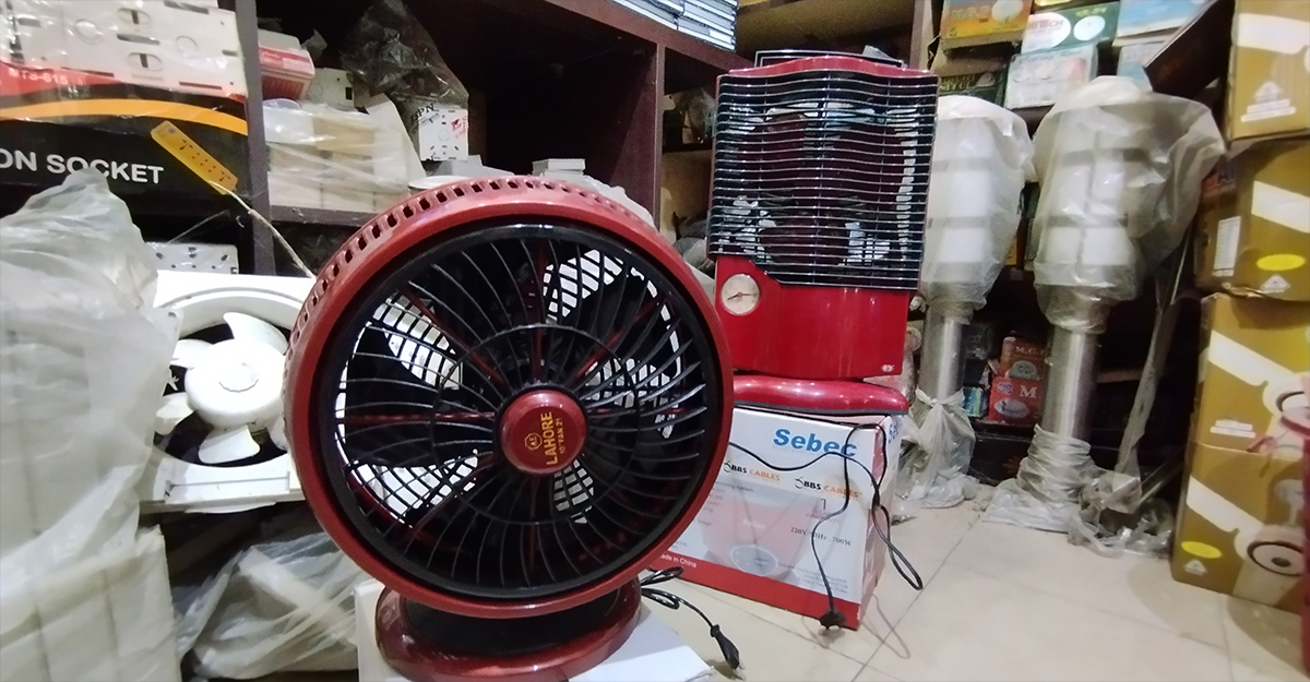 চার্জার ফ্যান-লাইট কিনতে দোকানে ভিড়, বেড়েছে দাম