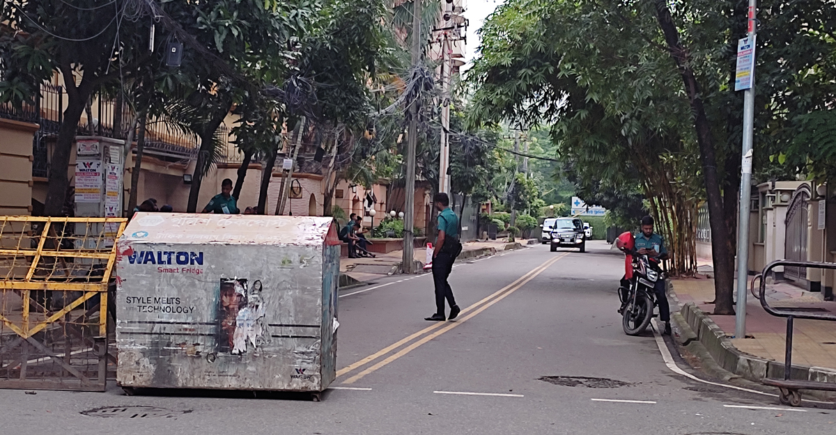 হলি আর্টিজানের রাস্তায় পুলিশের পাহারা
