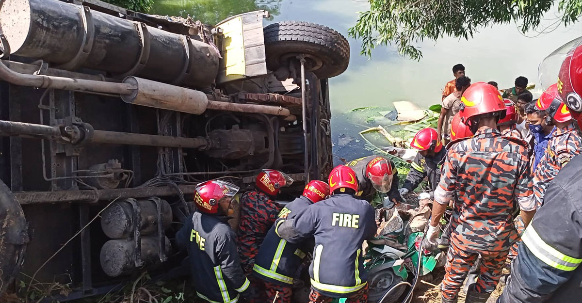নওগাঁয় ট্রাকচাপায় ৫ জন নিহত, শিশু নিখোঁজ