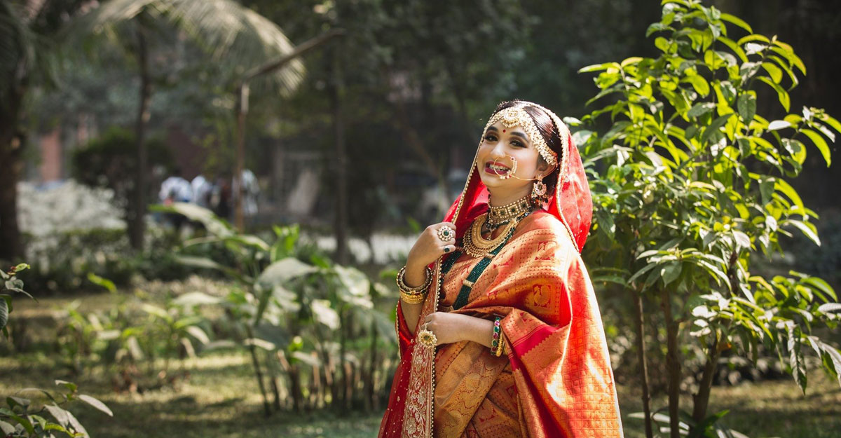 যেভাবে যত্ন নিলে ৩০ বছর পরও নতুন থাকবে বেনারসি শাড়ি