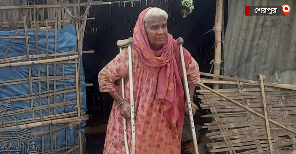 মা এখন পঙ্গু হয়ে গেছেন, তাই ভাঙা-চোরা ঘরেই থাকেন