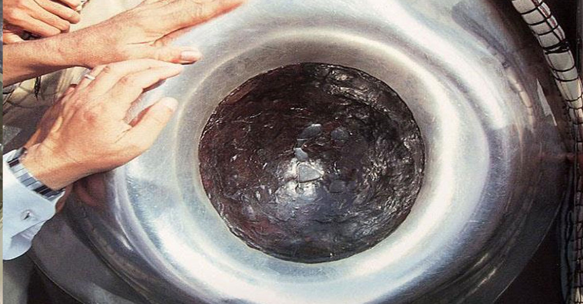 হাজরে আসওয়াদ কেমন পাথর, চুম্বন করতে হয় কেন?