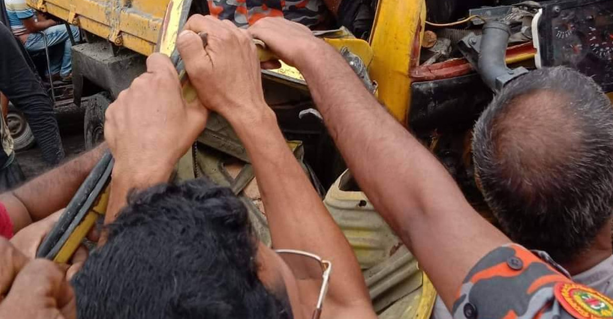 ডুমুরিয়ায় দুই ট্রাকের মুখোমুখি সংঘর্ষ