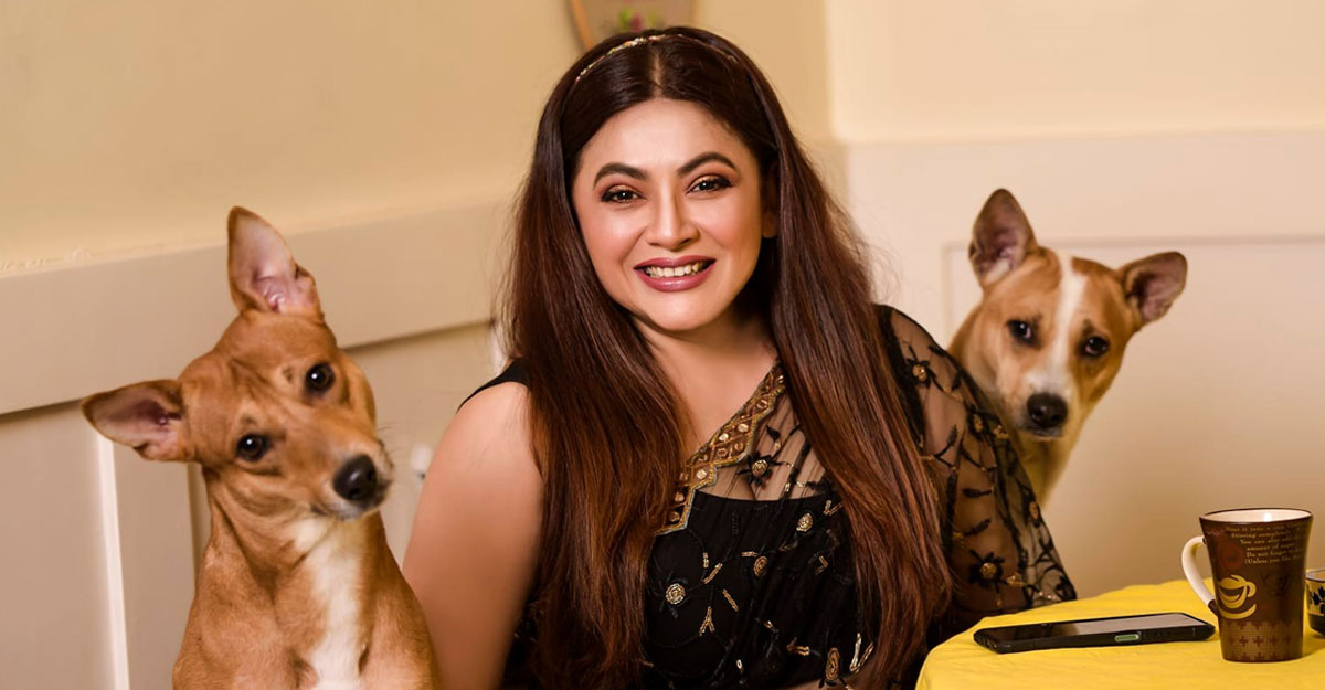 কুকুরের জন্য থানায় শ্রীলেখা