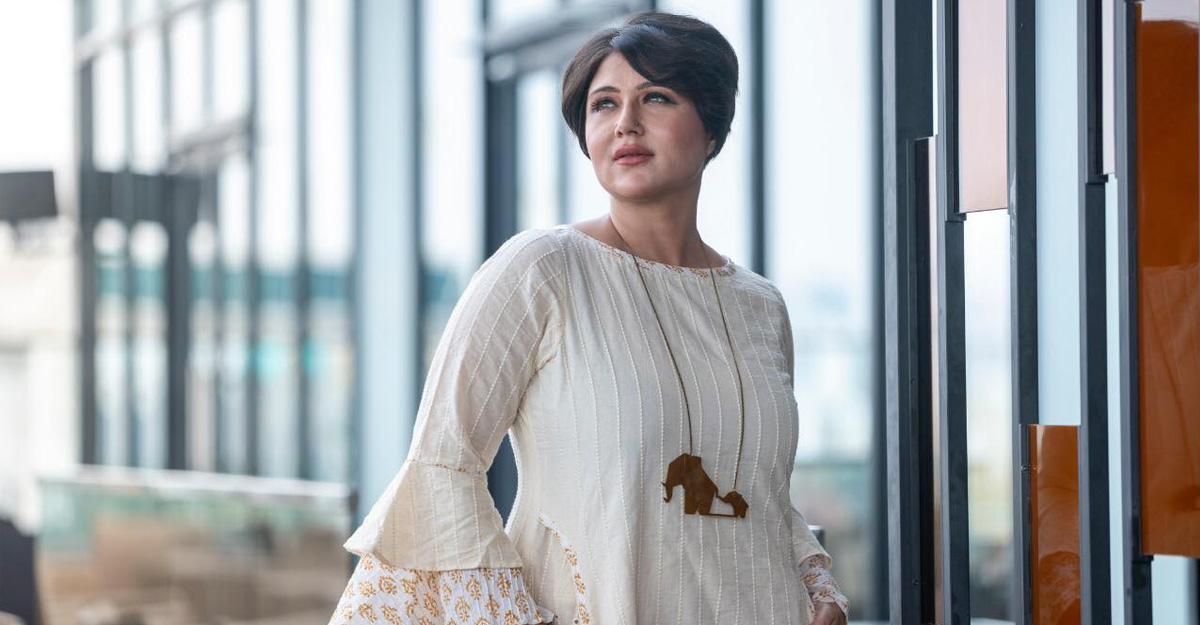 স্তন দেখাতেও আপত্তি নেই স্বস্তিকার