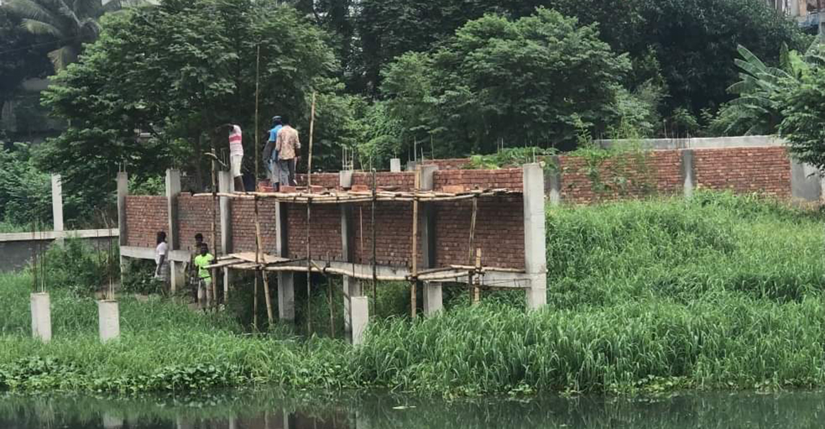 খালের ওপর অবৈধ স্থাপনা নির্মাণ বন্ধের নির্দেশ মেয়র তাপসের