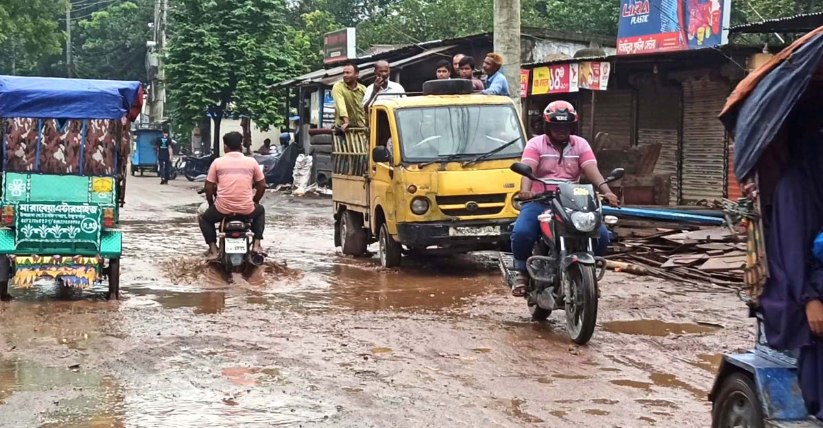 ঠাকুরগাঁও পৌরসভার রাস্তার বেহাল দশা, ভোগান্তিতে জনসাধারণ