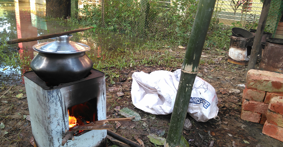 ইট ও টিনের বাক্সের চুলাই তাদের ভরসা