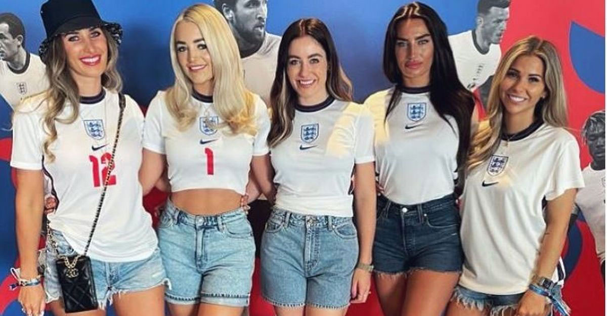 নির্বিঘ্নে মদ্যপান করতে ফুটবলারপত্নীদের অভিনব কৌশল