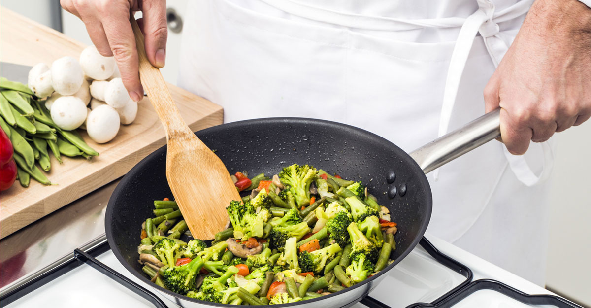 তেল ছাড়া সবজি-মাছ-মাংস রাঁধবেন যেভাবে