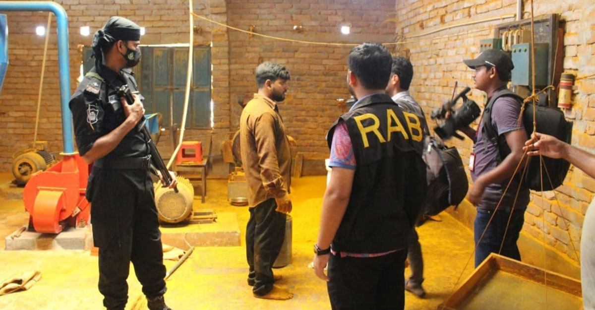 মাছের খাবারের সঙ্গে রং মিশিয়ে গুড়া হলুদ-মরিচ তৈরি!