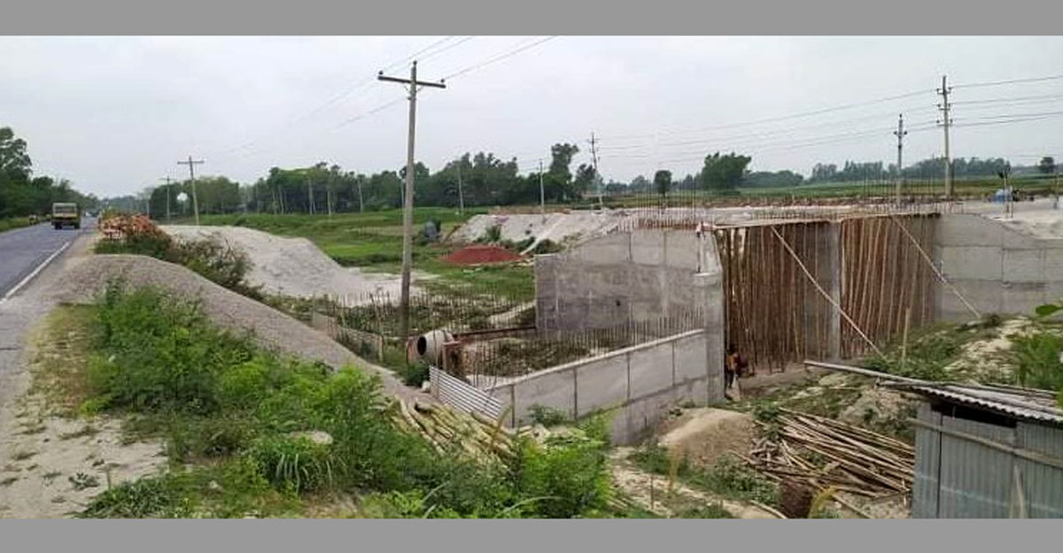মানিকগঞ্জে জমি দখল করে সেতুসহ বাউন্ডারি ওয়াল নির্মাণ