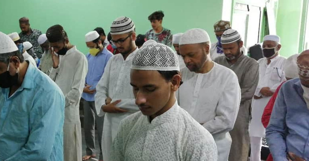 মনোযোগ ঠিক রাখতে নামাজে চোখ বন্ধ রাখা যাবে?