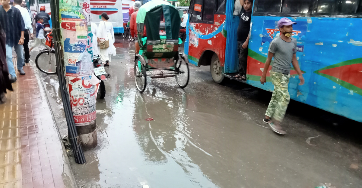 এক ঘণ্টার বৃষ্টিতেই রাজধানীতে জলাবদ্ধতা