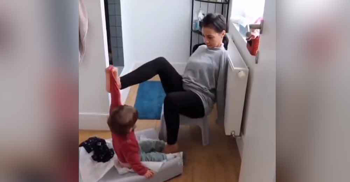 মায়ের হাত নেই, পা দিয়েই সন্তান লালন পালন