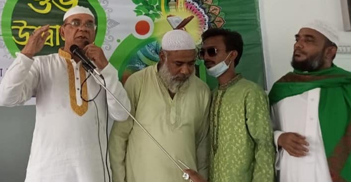 নিজের অর্থায়নে নির্মিত মসজিদ উদ্বোধন করলেন আহমেদ শরীফ