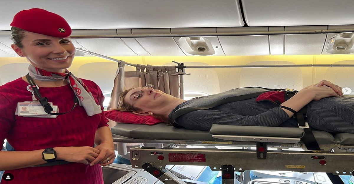 প্রথমবার বিশ্বের সবচেয়ে লম্বা নারীর বিমানযাত্রা, নিলেন ৬ জনের সিট