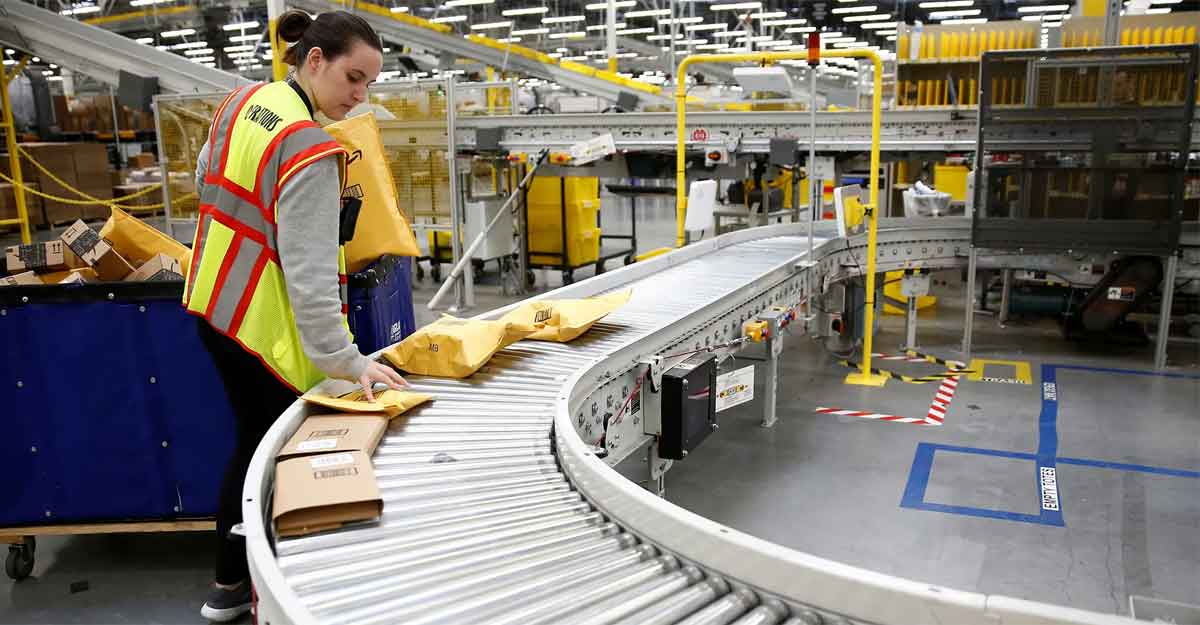 অ্যামাজন পুরনো কর্মী ছাঁটাই করে নতুন কর্মী নিচ্ছে 