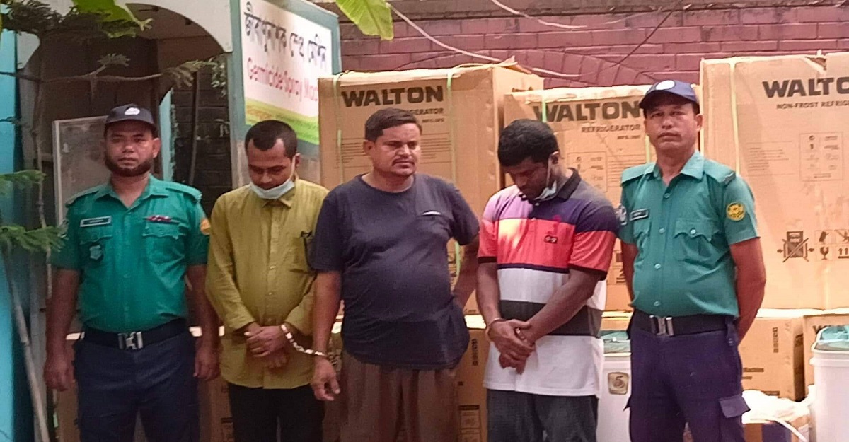 কৌশলে ইলেকট্রনিক পণ্য হাতিয়ে নিতেন তারা