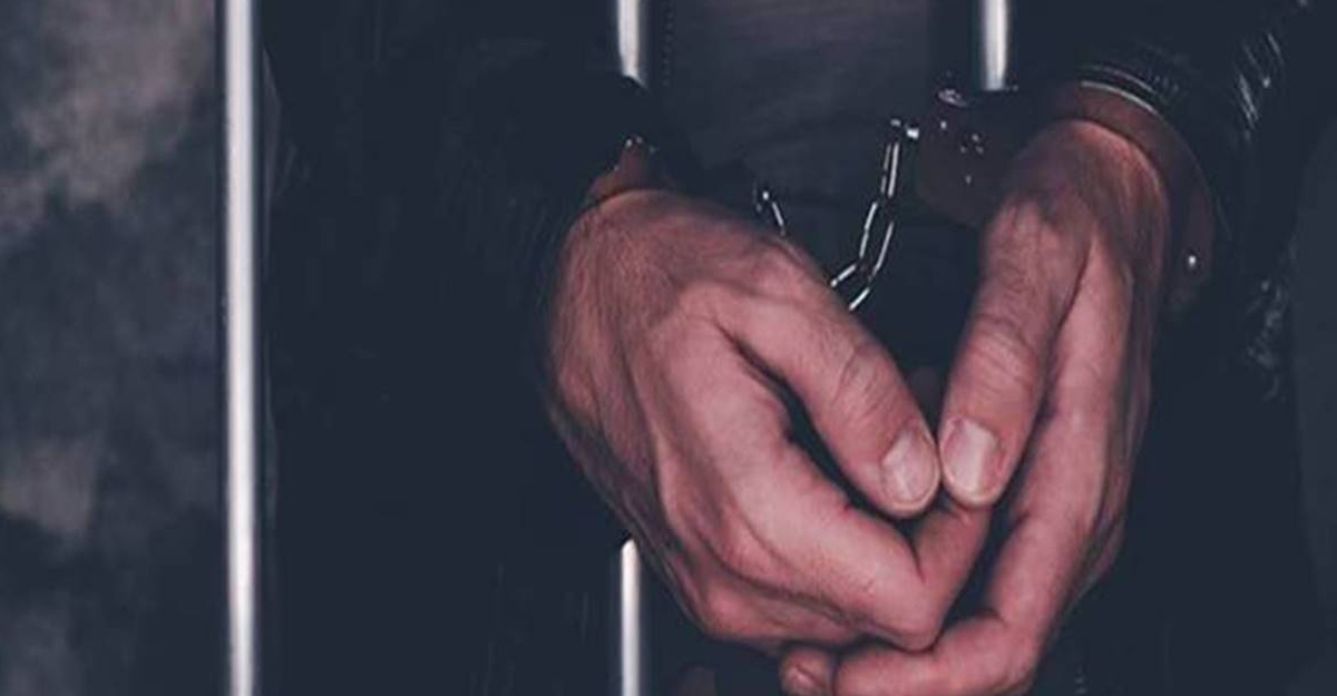 মাইক্রোবাসে চড়ে গাঁজা বেচতেন তারা, পুলিশের অভিযানে ধরা