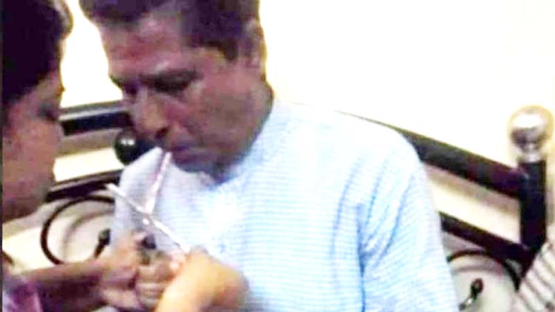 যুবলীগ নেতার মাদক সেবনের ছবি ভাইরাল